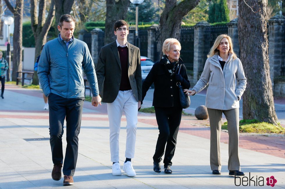 Iñaki Urdangarin paseando con Pablo Urdangarin, la Infanta Cristina y Claire Liebaert por Vitoria