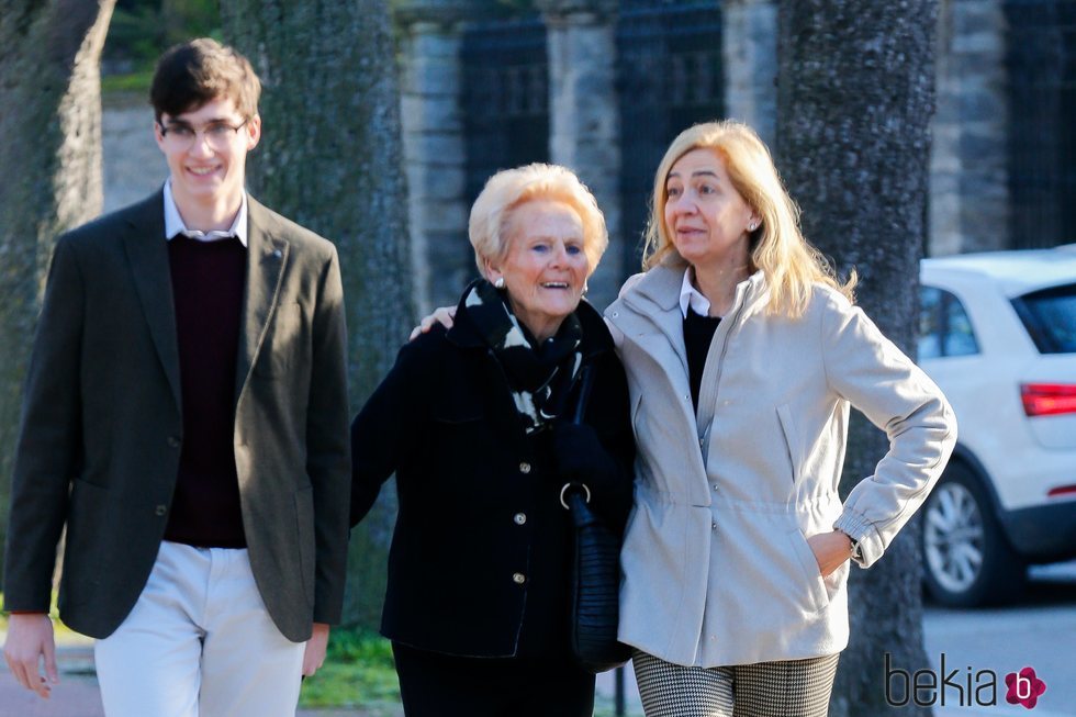 La Infanta Cristina paseando por Vitoria con Pablo Urdangarin y Claire Liebaert