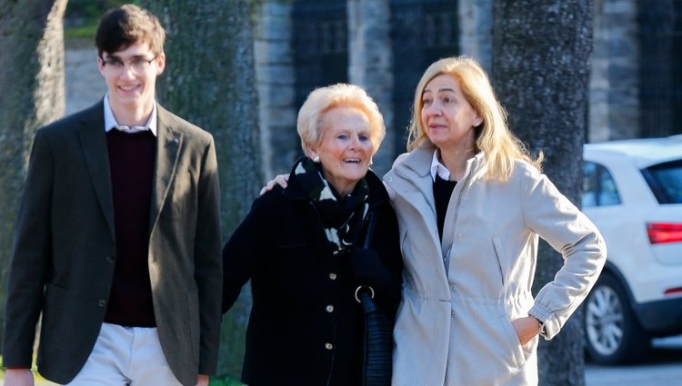 La Infanta Cristina paseando por Vitoria con Pablo Urdangarin y Claire Liebaert