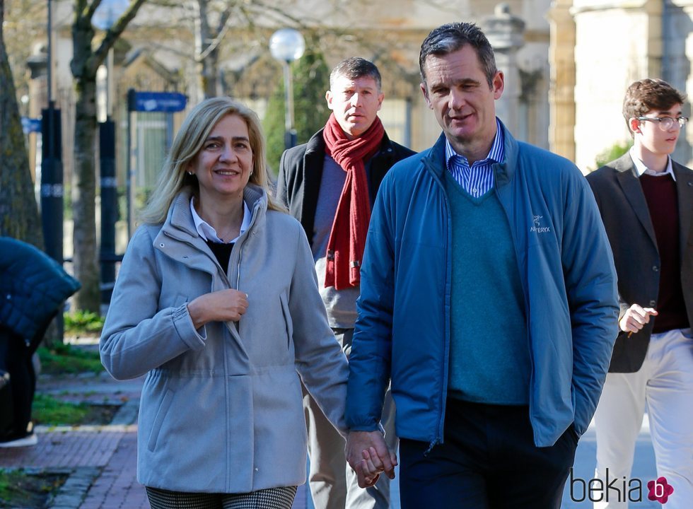 Iñaki Urdangarin y la Infanta Cristina acudiendo a misa en Vitoria el día de Navidad 2019