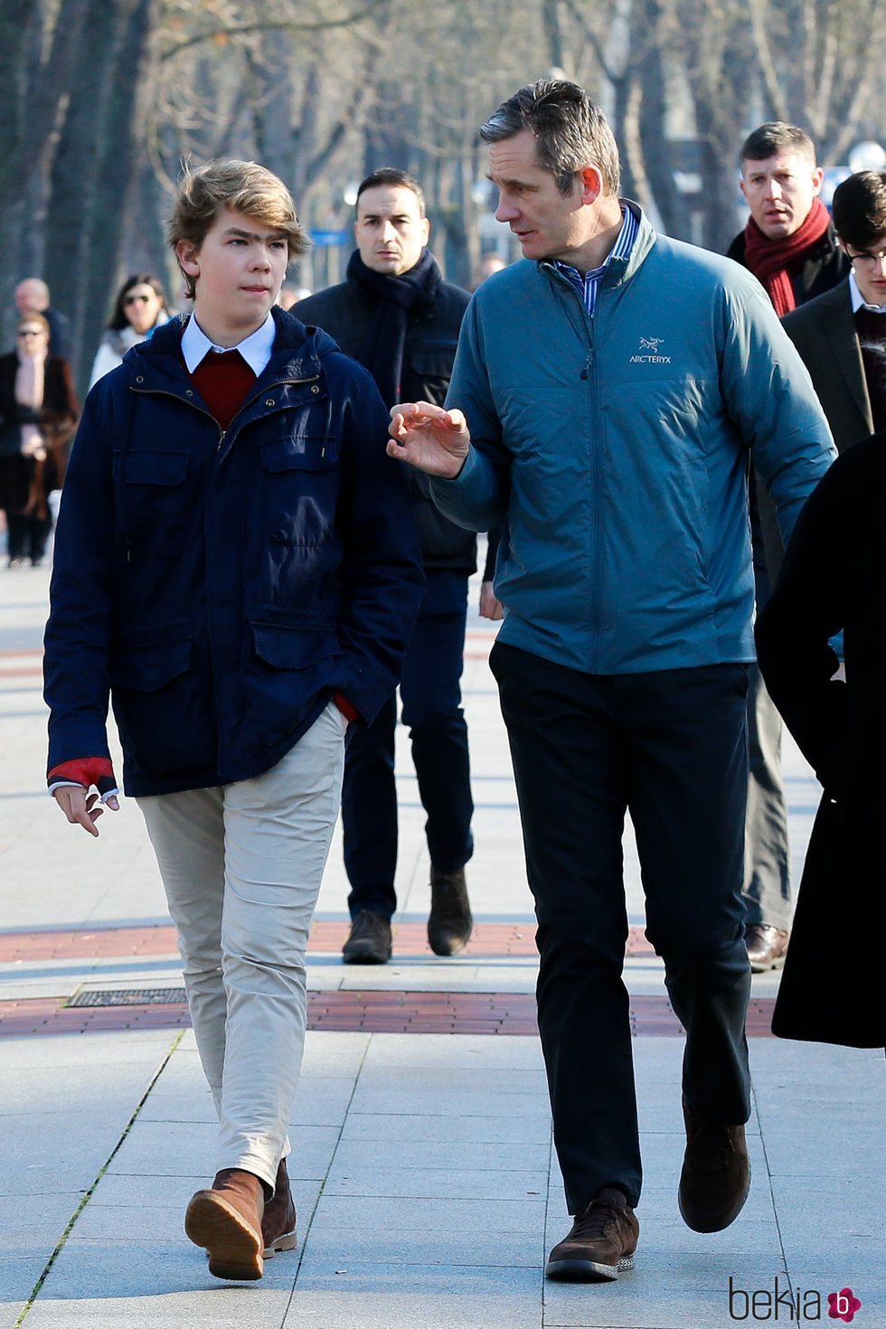 Iñaki Urdangarin charlando con Miguel Urdangarin durante un paseo por Vitoria en Navidad 2019