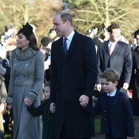 Los Duques de Cambridge con sus hijos Jorge y Carlota en la Misa de Navidad 2019