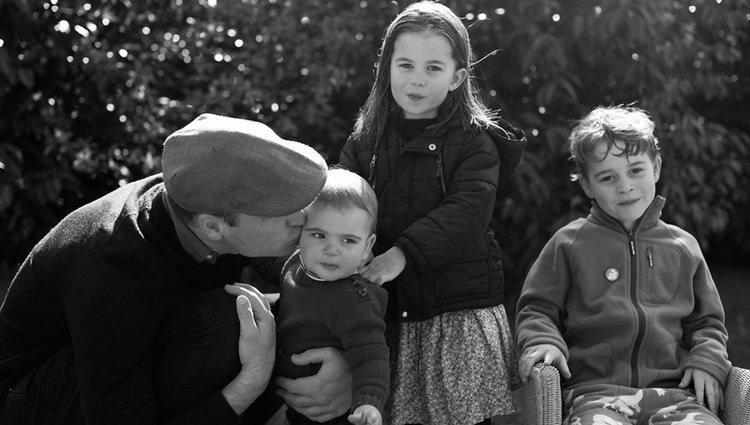 El Príncipe Guillermo con sus tres hijos en el campo