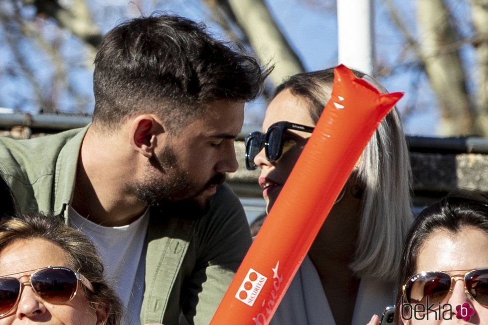 Gloria Camila, muy cerca de un joven desconocido en un partido de fútbol solidario