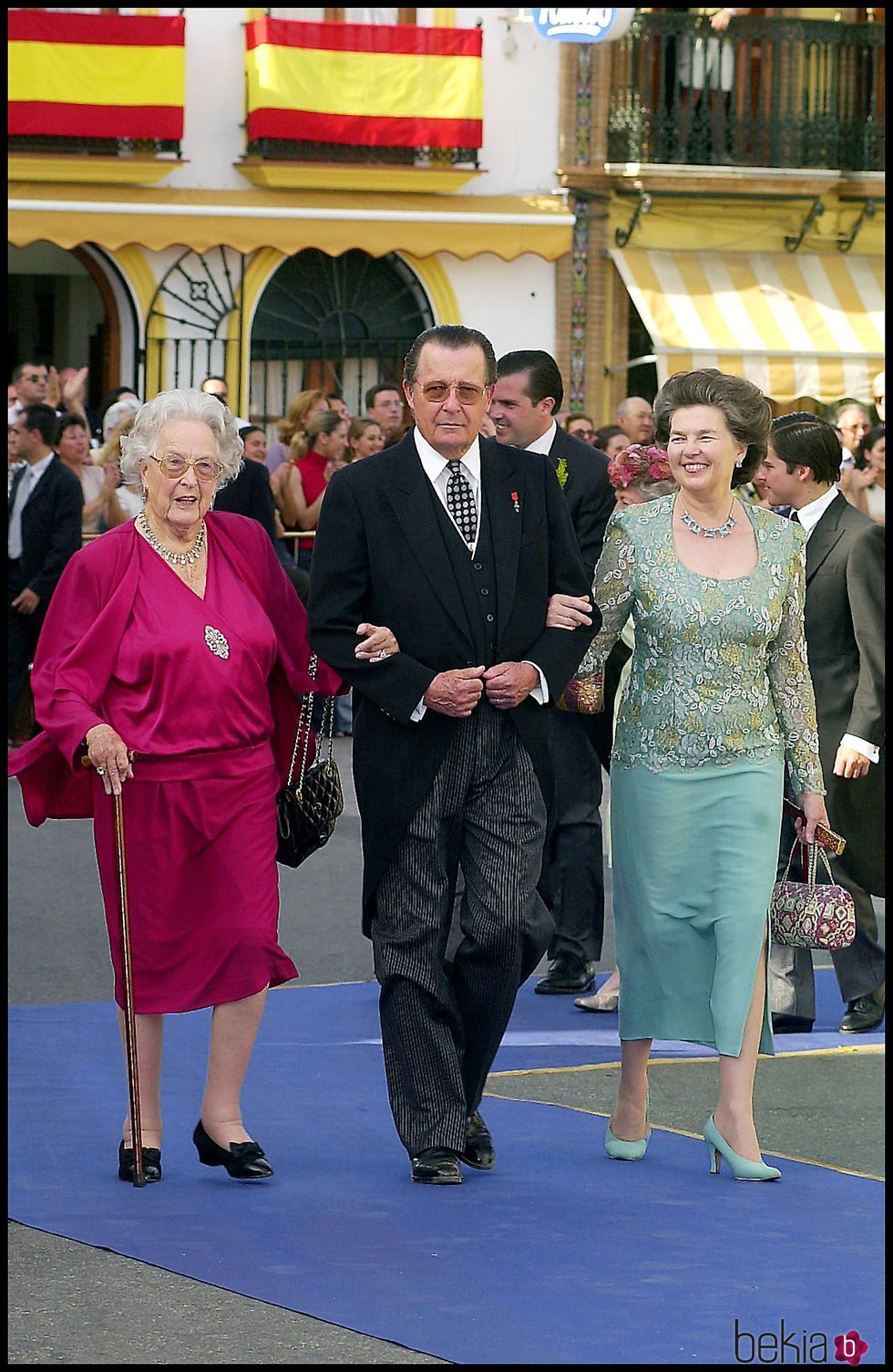 Esperanza de Borbón-Dos Sicilias junto a los Duques de Calabria en una boda en Sevilla