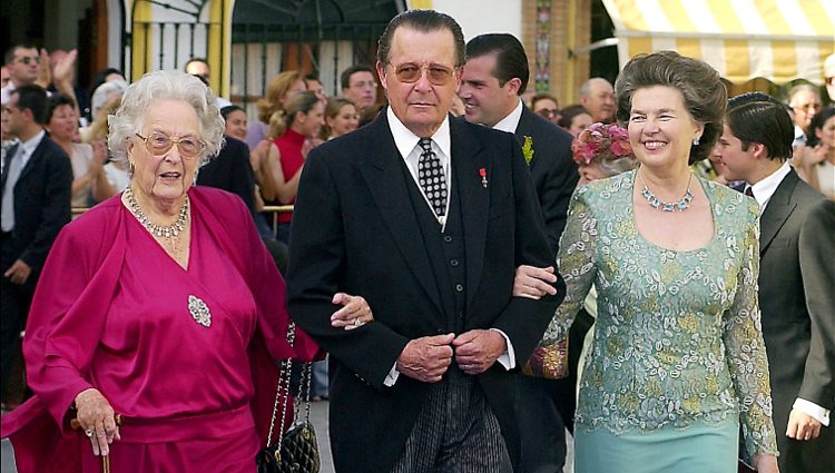 Esperanza de Borbón-Dos Sicilias junto a los Duques de Calabria en una boda en Sevilla