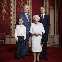 La Reina Isabel, el Príncipe Carlos, el Príncipe Guillermo  y el Príncipe Jorge en la felicitación de Año Nuevo 2020