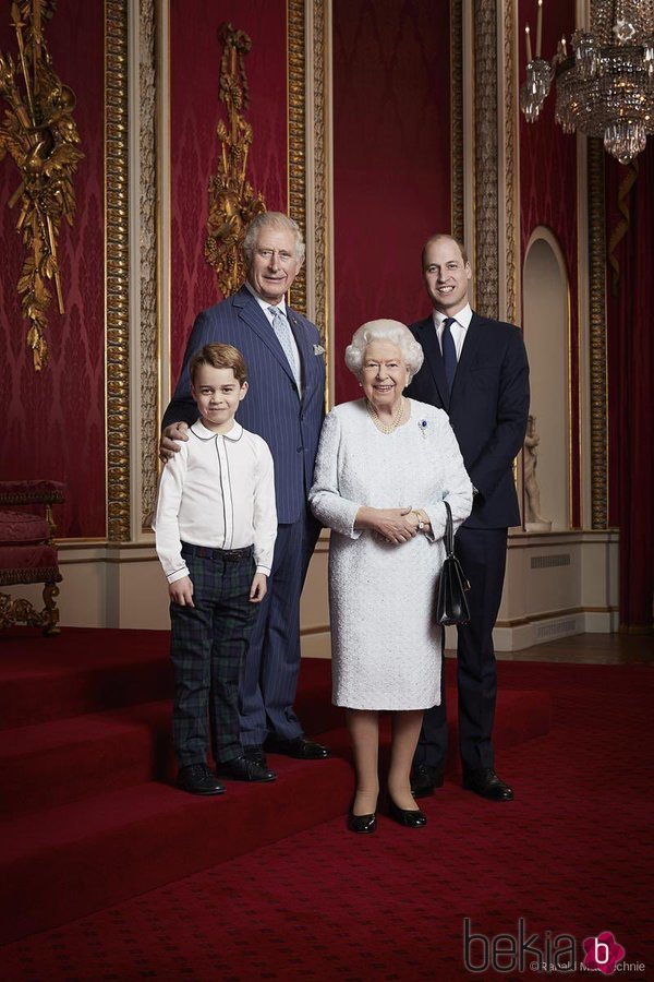 La Reina Isabel, el Príncipe Carlos, el Príncipe Guillermo  y el Príncipe Jorge en la felicitación de Año Nuevo 2020