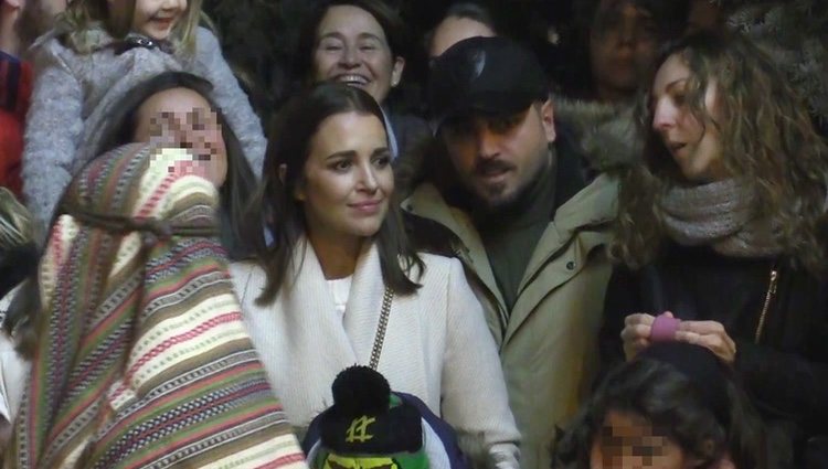 David Bustamante y Paula Echevarría viendo juntos la Cabalgata de Reyes 2020