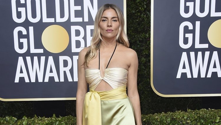 Sienna Miller en la alfombra roja de los Globos de Oro 2020