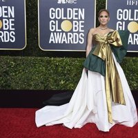 Jennifer Lopez en la alfombra roja de los Globos de Oro 2020