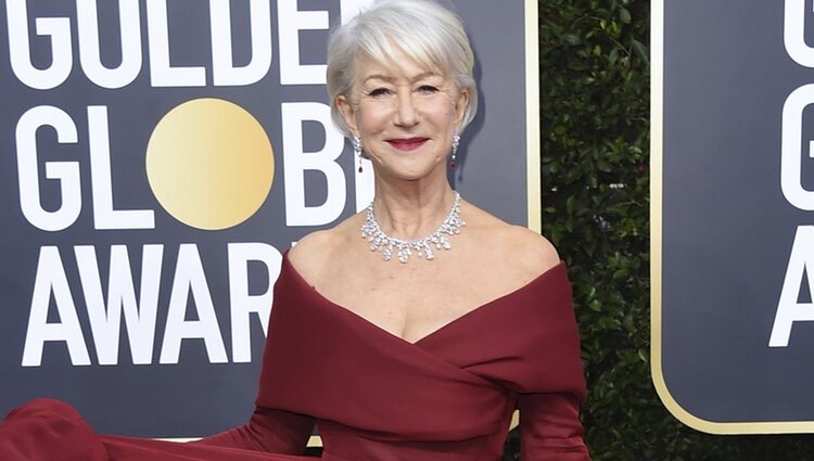 Helen Mirren en la alfombra roja de los Globos de Oro 2020