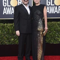 Ricky Gervais y Jane Fallon en la alfombra roja de los Globos de Oro 2020