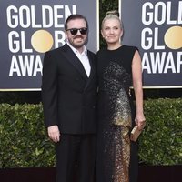 Ricky Gervais y Jane Fallon en la alfombra roja de los Globos de Oro 2020