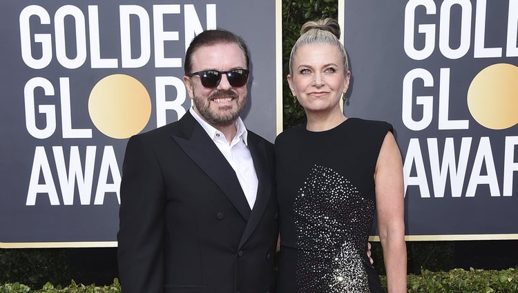 Ricky Gervais y Jane Fallon en la alfombra roja de los Globos de Oro 2020