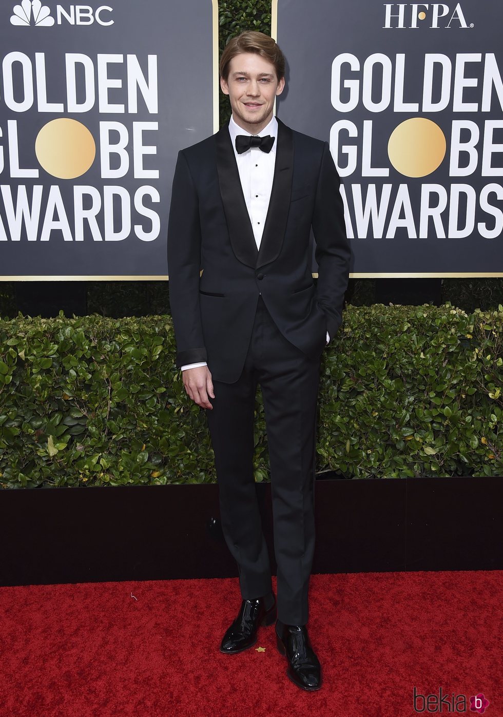 Joe Alwyn en la alfombra roja de los Globos de Oro 2020