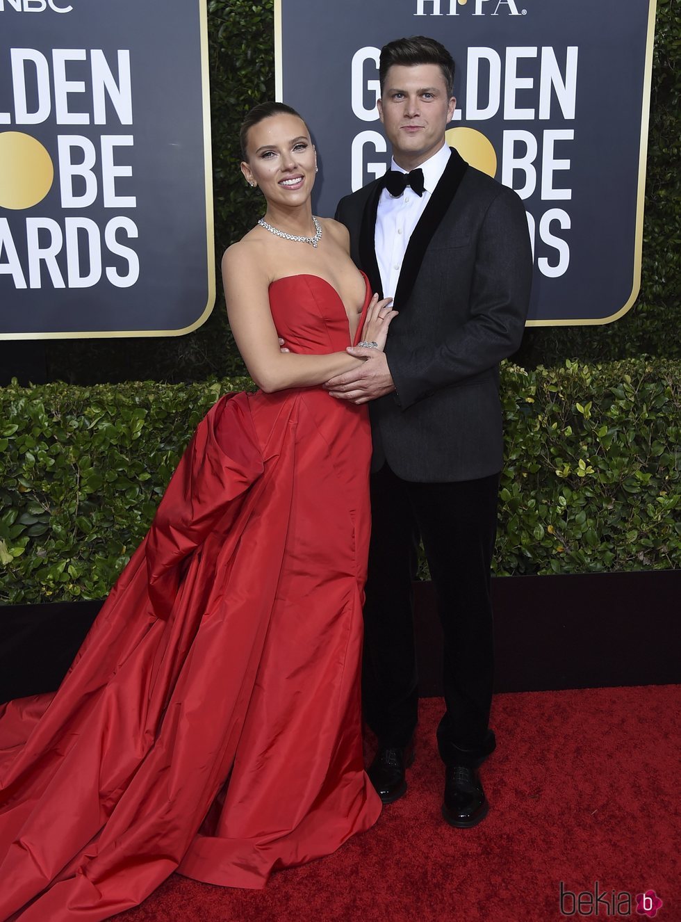 Scarlett Johansson y Colin Jost en la alfombra roja de los Globos de Oro 2020