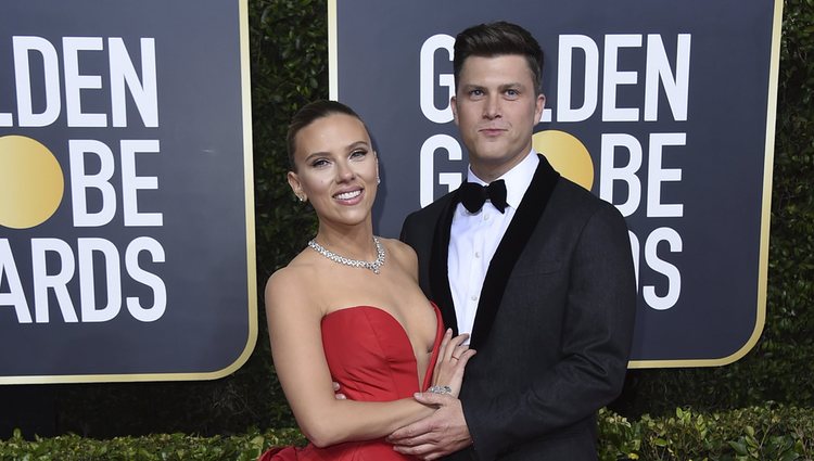 Scarlett Johansson y Colin Jost en la alfombra roja de los Globos de Oro 2020