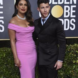 Priyanka Chopra y Nick Jonas en la alfombra roja de los Globos de Oro 2020