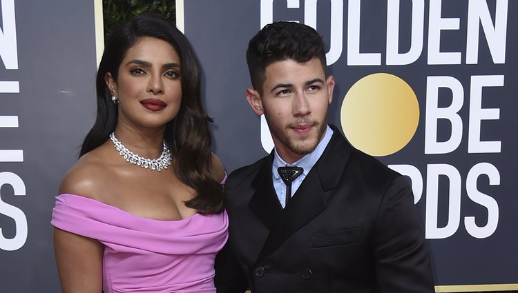 Priyanka Chopra y Nick Jonas en la alfombra roja de los Globos de Oro 2020