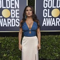 Salma Hayek en la alfombra roja de los Globos de Oro 2020