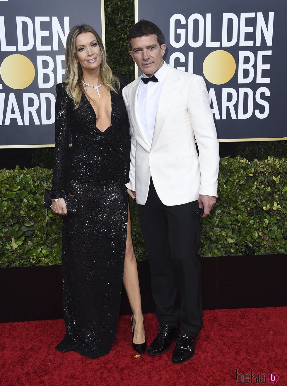 Antonio Banderas y Nicole Kimpel en la alfombra roja de los Globos de Oro 2020