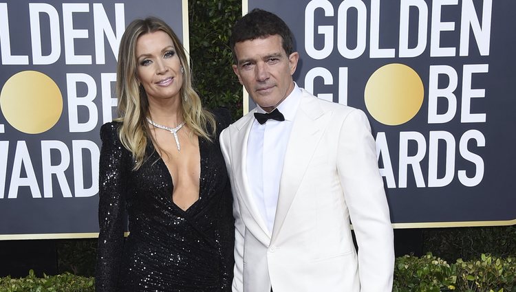 Antonio Banderas y Nicole Kimpel en la alfombra roja de los Globos de Oro 2020