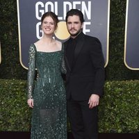 Rose Leslie y Kit Harington en la alfombra roja de los Globos de Oro 2020