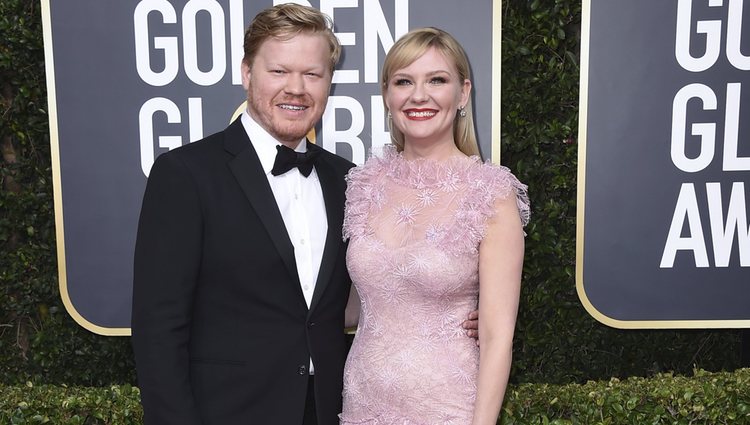 Kirsten Dunst y Jesse Plemons en la alfombra roja de los Globos de Oro 2020