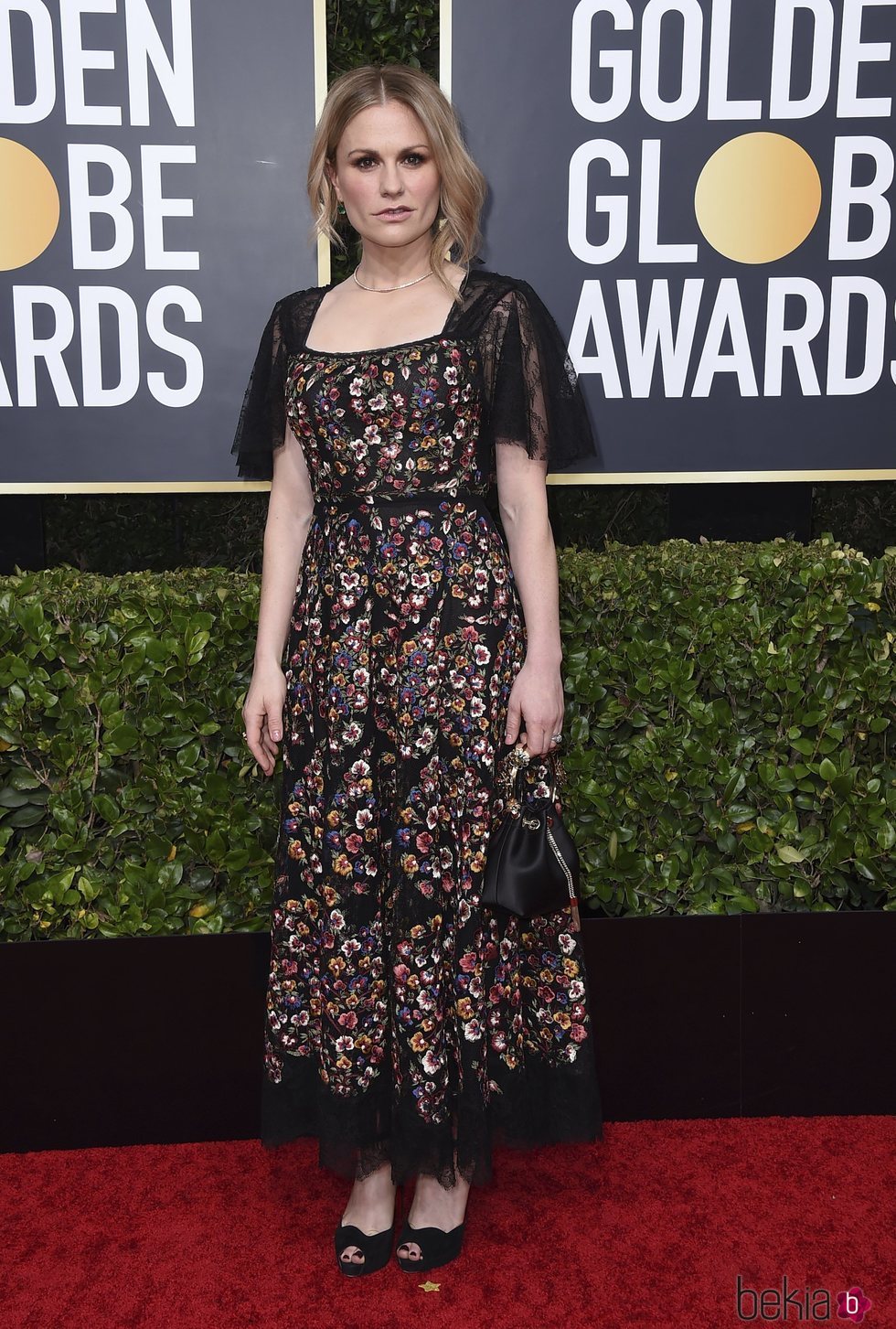 Anna Paquin en la alfombra roja de los Globos de Oro 2020