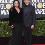 Pierce Brosnan y Keely Shaye Smith en la alfombra roja de los Globos de Oro 2020