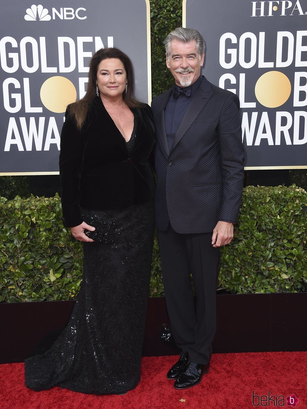 Pierce Brosnan y Keely Shaye Smith en la alfombra roja de los Globos de Oro 2020