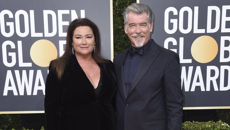 Pierce Brosnan y Keely Shaye Smith en la alfombra roja de los Globos de Oro 2020