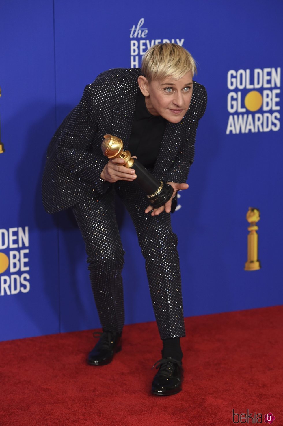 Ellen DeGeneres posando con su premio en los Globos de Oro 2020