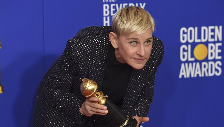 Ellen DeGeneres posando con su premio en los Globos de Oro 2020