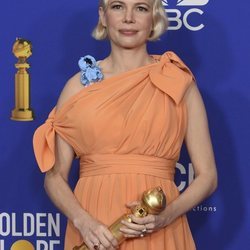 Michelle Williams posando con su premio en los Globos de Oro 2020