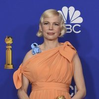 Michelle Williams posando con su premio en los Globos de Oro 2020