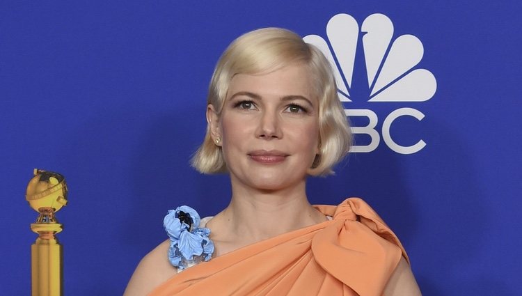 Michelle Williams posando con su premio en los Globos de Oro 2020