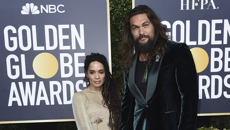 Jason Momoa y Lisa Bonet en la alfombra roja de los Globos de Oro 2020