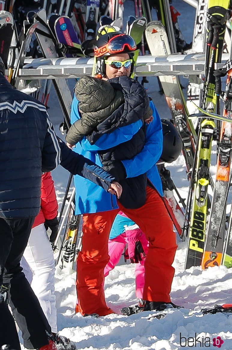 David Bisbal con su hijo Matteo en la nieve