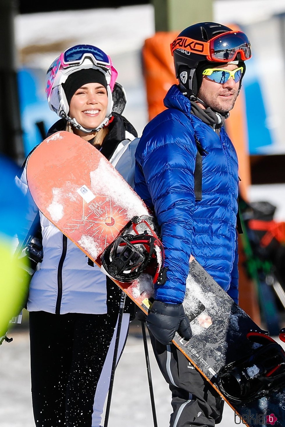 Rosanna Zanetti y David Bisbal preparándose para esquiar en Baqueira