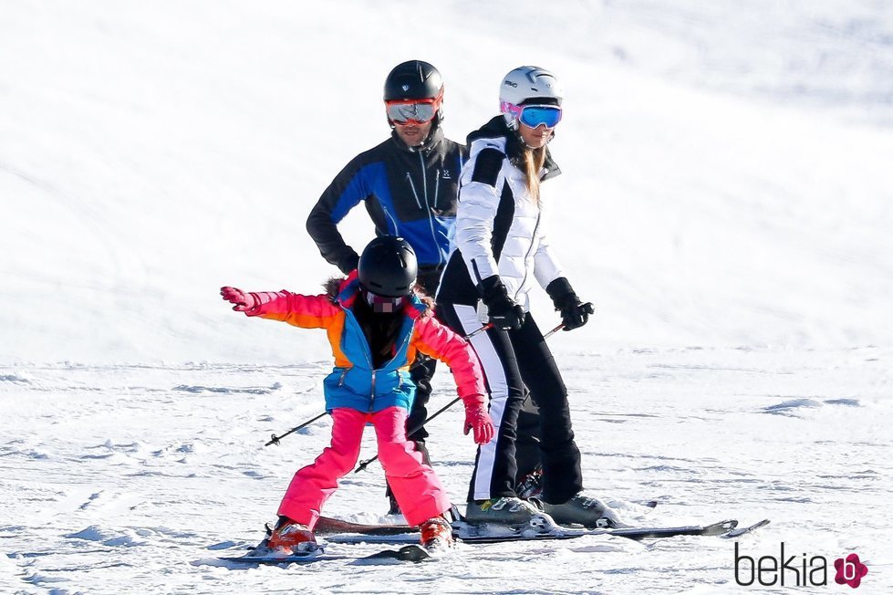 David Bisbal esquiando en Baqueira con su hija Ella y Rosanna Zanetti