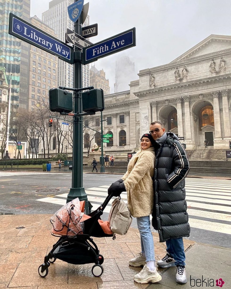 Laura Escanes y Risto Mejide con su hija Roma en Nueva York