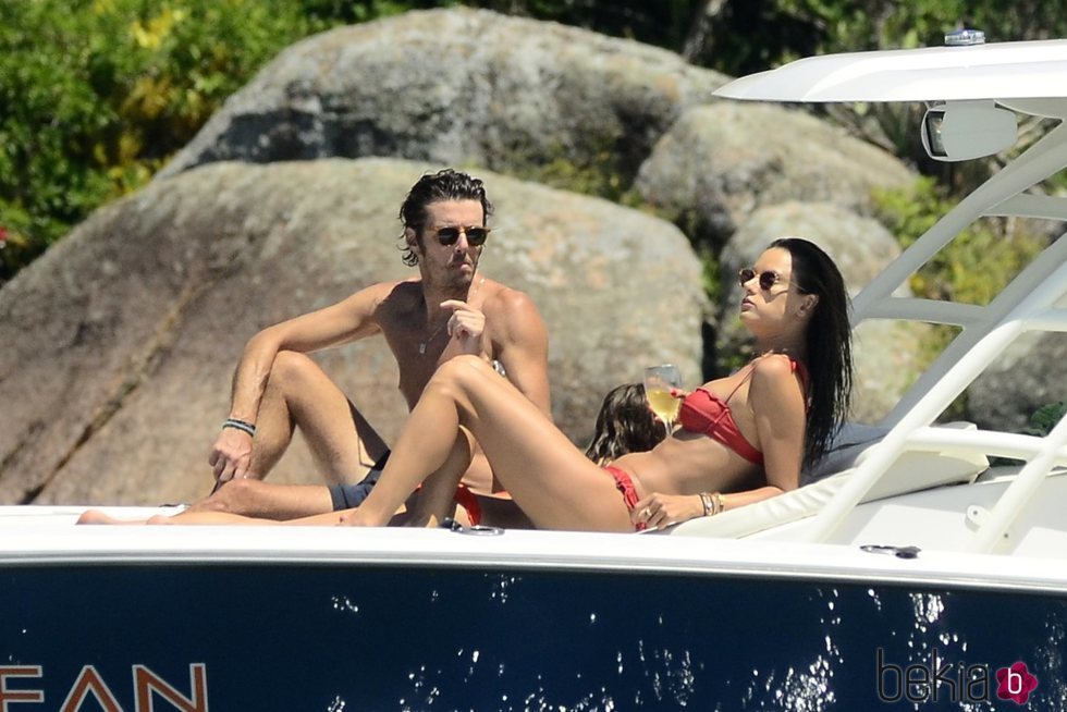 Alessandra Ambrosio y Nicolo Oddi disfrutando de un día en alta mar en Brasil