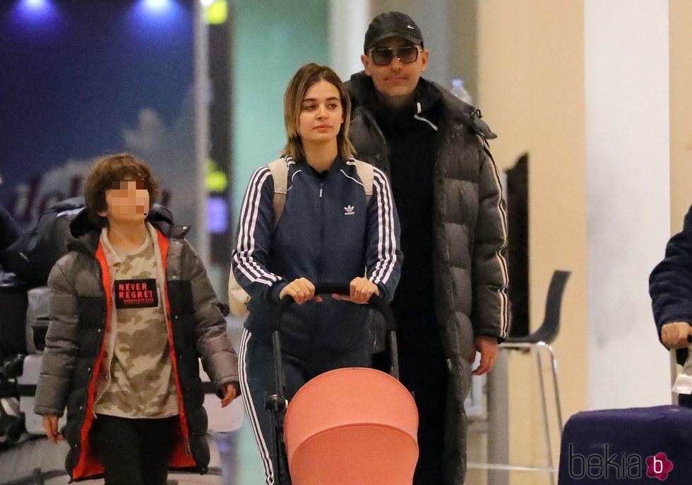 Risto Mejide con Laura Escanes, su hijo Julio y su hija Roma volviendo de Nueva York