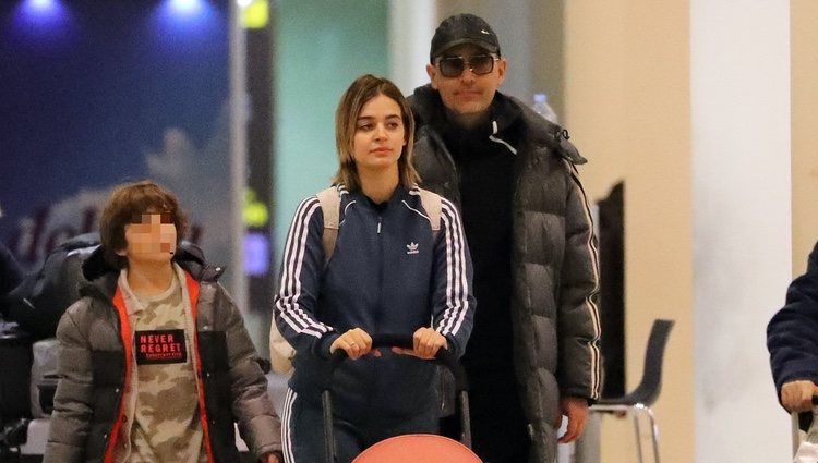 Risto Mejide con Laura Escanes, su hijo Julio y su hija Roma volviendo de Nueva York