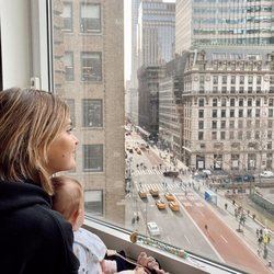 Laura Escanes contemplando Nueva York con su hija Roma