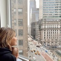 Laura Escanes contemplando Nueva York con su hija Roma