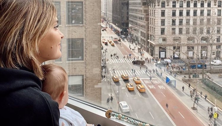 Laura Escanes contemplando Nueva York con su hija Roma