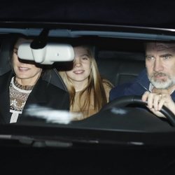 Los Reyes Felipe y Letizia con la Infanta Sofía tras pasar la tarde del Día de Reyes 2020 en casa de Jesús Ortiz